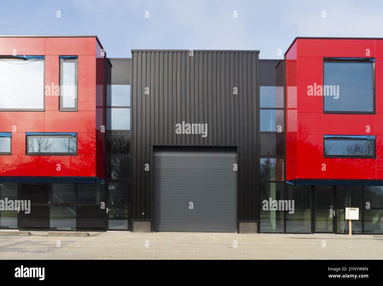 Magazzino industriale rosso di recente costruzione con uffici Foto Stock