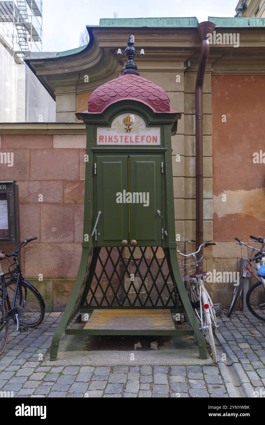 Vecchia cabina telefonica pubblica (rikstelefon) nel centro storico (gamla stan) di stoccolma Foto Stock