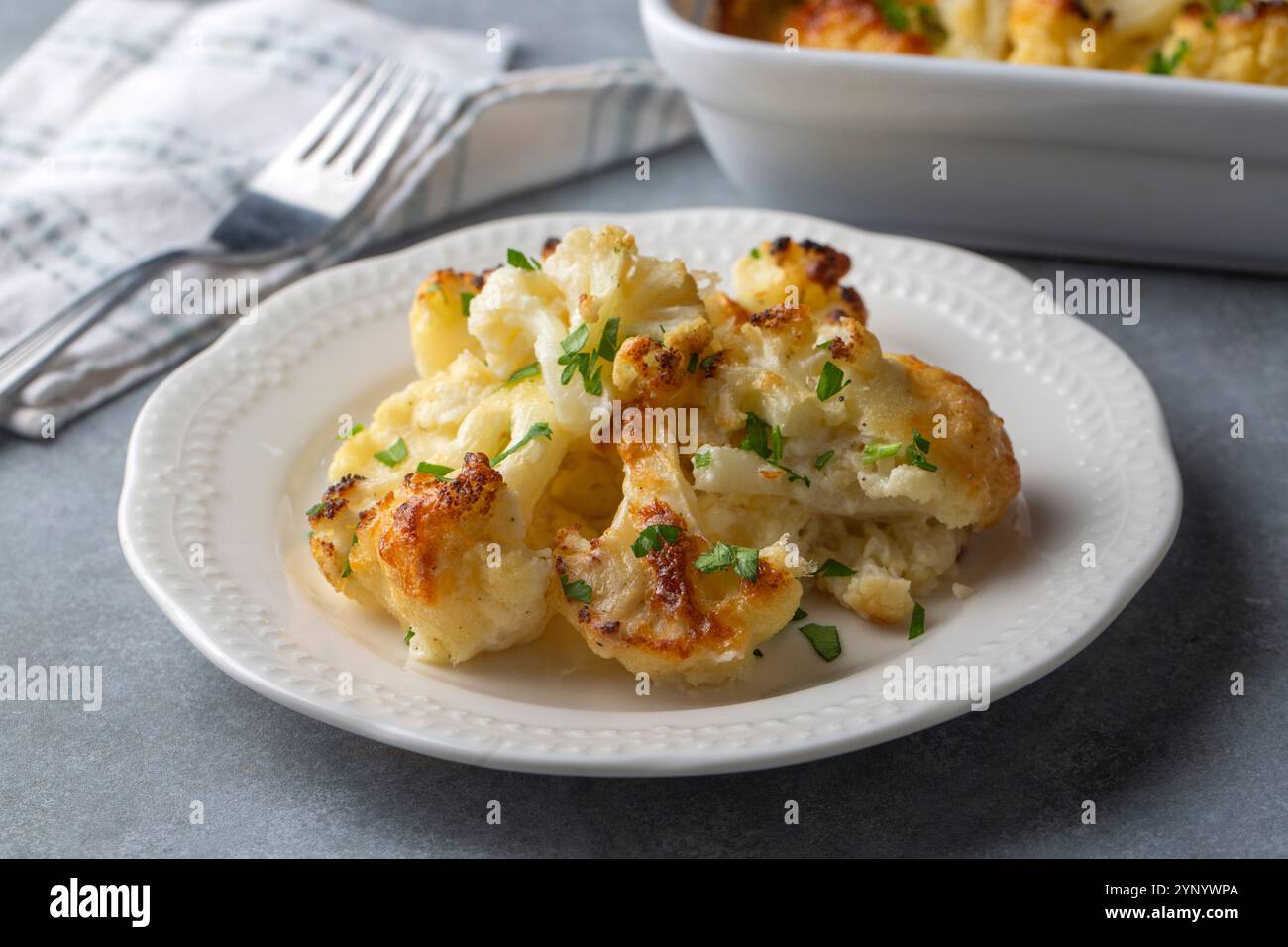 Gratin di cavolfiore al forno con crema e formaggio Foto Stock