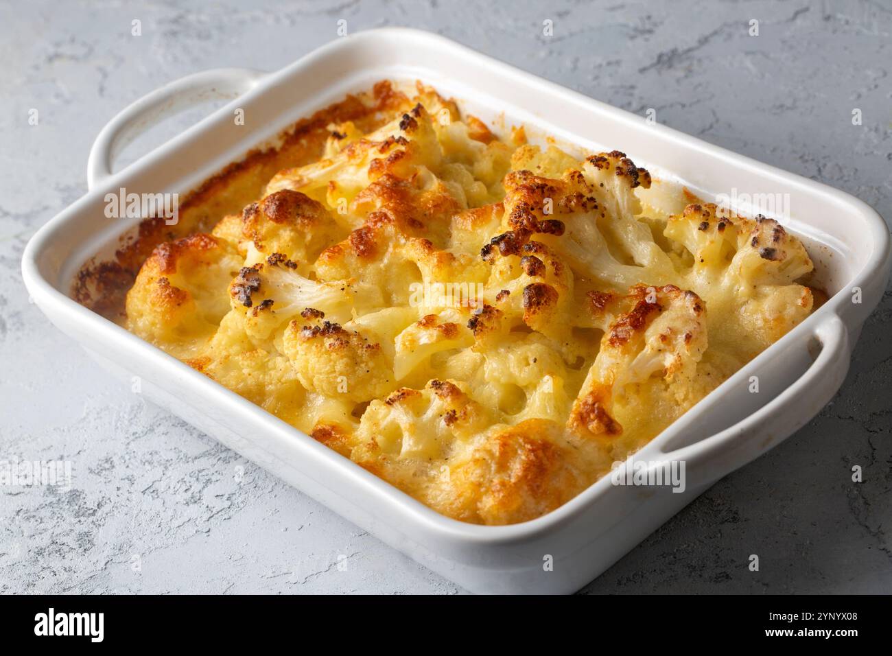 Gratin di cavolfiore al forno con crema e formaggio Foto Stock