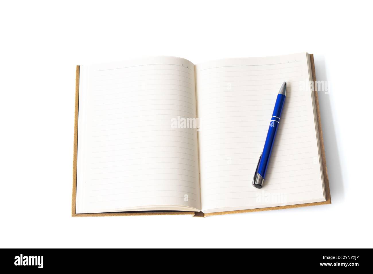 Quaderno rivestito e penna blu, aprire il quaderno isolato su sfondo bianco. Journaling, scrivere idee. Nessuno. Foto orizzontale. Vuoto, vuoto. Foto Stock