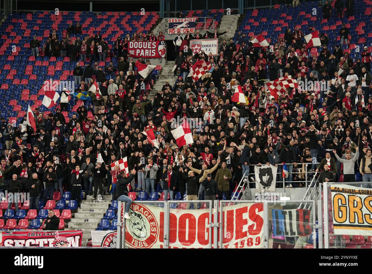 Bologna, Italia. 27 novembre 2024. Tifoso di Lille durante la partita di calcio di UEFA Champions League 2024/2025 tra Bologna e Lille allo Stadio Renato Dall'Ara - Sport, calcio - Bologna, Italia - mercoledì 27 novembre 2024 (foto di massimo Paolone/LaPresse) crediti: LaPresse/Alamy Live News Foto Stock