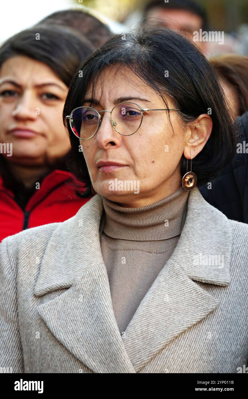 Berivan Gulsen Sincar, co-sindaco della municipalità distrettuale di Kayapinar a Diyarbakir, viene visto durante la protesta. È stata presentata una protesta contro la detenzione di 231 persone da parte delle forze di sicurezza, tra cui un co-sindaco, 9 giornalisti curdi, sindacalisti e politici, che erano in attività in 30 città diverse in Turchia per presunti legami con il "Partito dei lavoratori del Kurdistan” (PKK) armato curdo. Alla protesta hanno partecipato rappresentanti e membri del Partito per l'uguaglianza e la democrazia dei popoli (Partito DEM), del Partito delle regioni democratiche (DBP) e di Tevgera Jinen Azad (movimento delle donne libere TJA). (Foto di Mehmet Mas Foto Stock