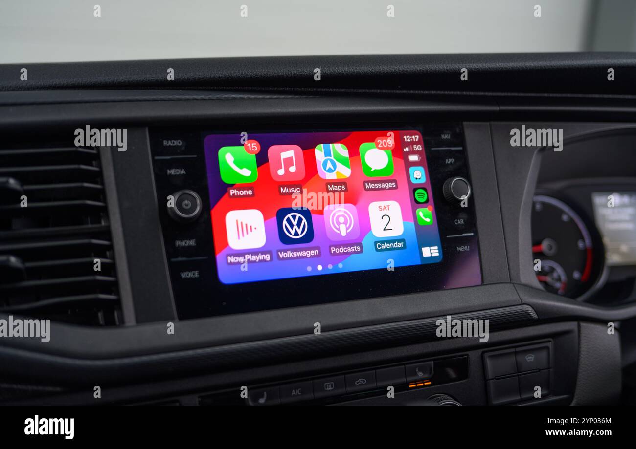 Derby, Regno Unito - 03 novembre 2024: Integrazione della dashboard di Apple CarPlay con molte notifiche Foto Stock