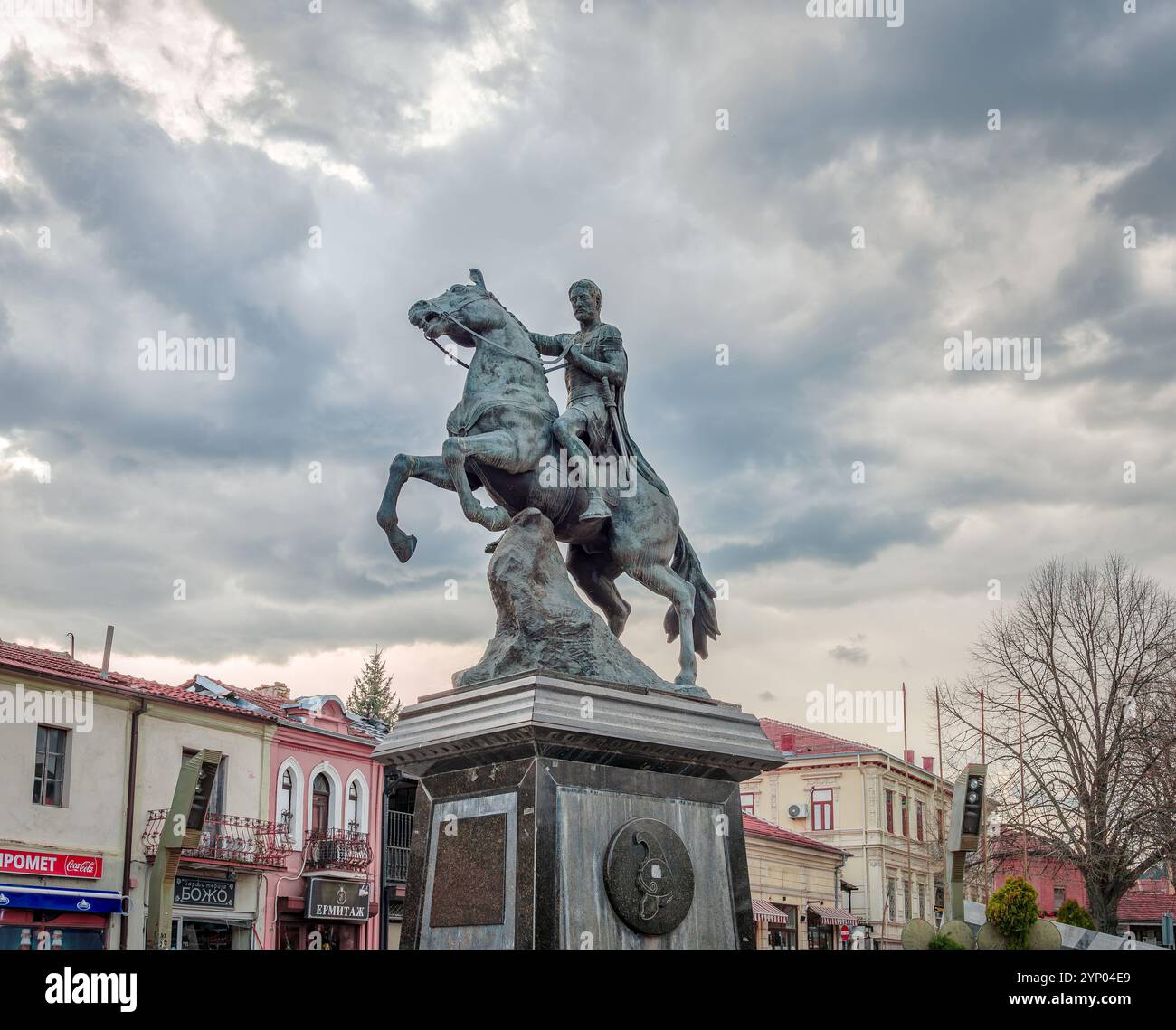 La statua di Filippo II di Macedonia contro il cielo drammatico in Piazza Magnolia, nel centro di Bitola, in Macedonia del Nord. Foto Stock