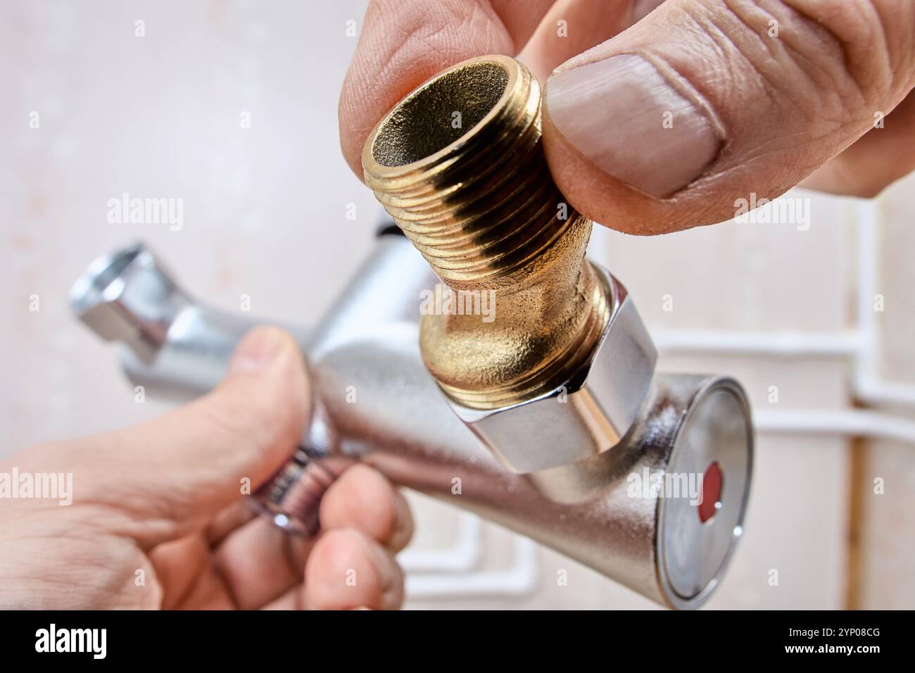 Collegamento del riduttore eccentrico in ottone con filettatura maschio per maschio miscelatore. Foto Stock