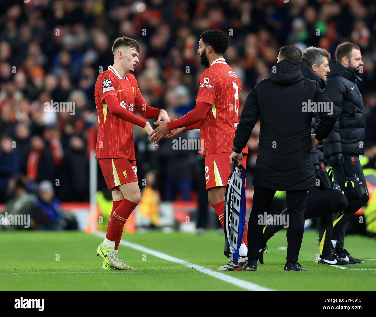 Liverpool, Regno Unito. 27 novembre 2024. Conor Bradley del Liverpool si infortuna per Joe Gomez durante la partita di UEFA Champions League ad Anfield, Liverpool. Il credito per immagini dovrebbe essere: Jessica Hornby/Sportimage Credit: Sportimage Ltd/Alamy Live News Foto Stock