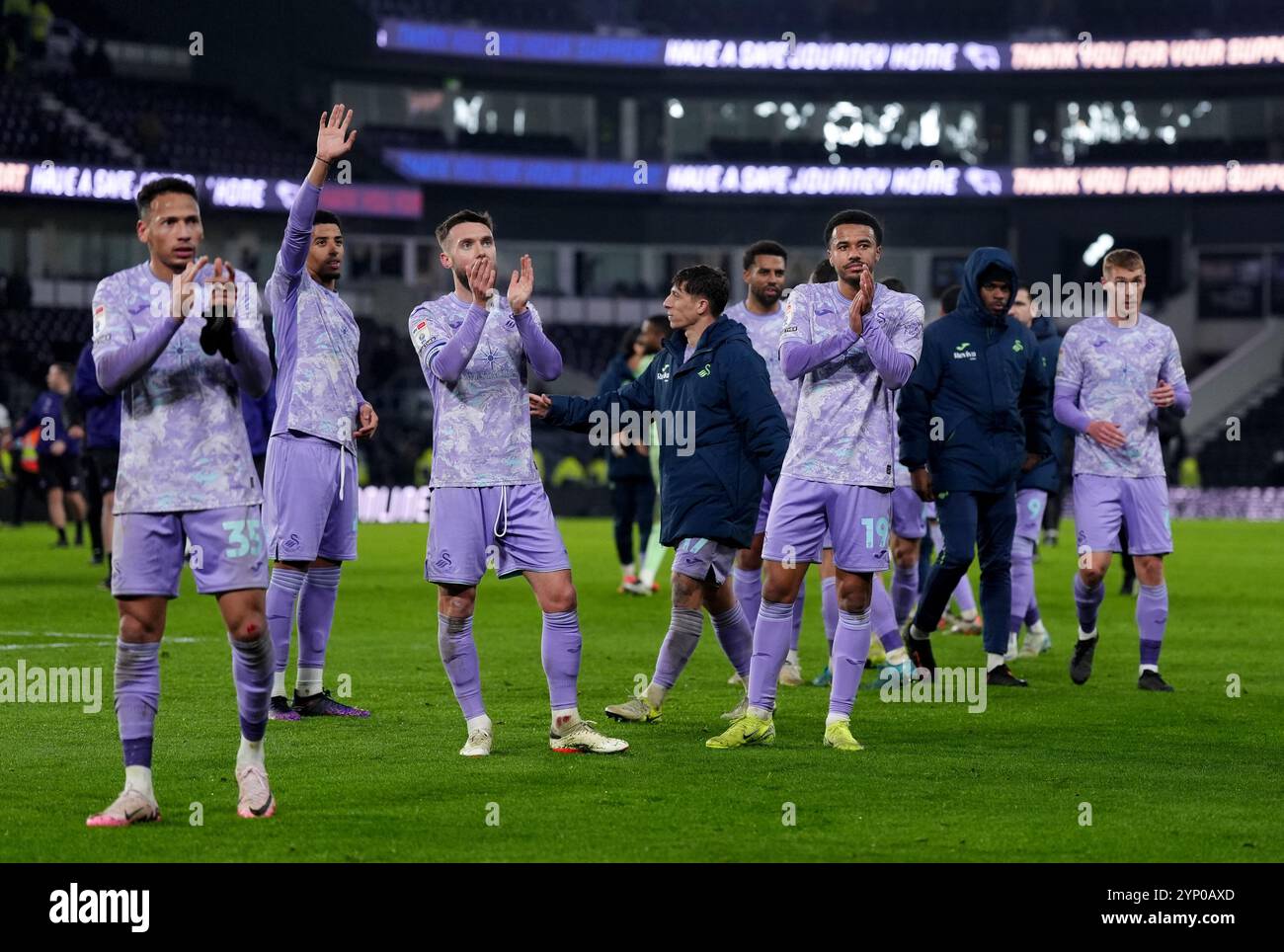 I giocatori dello Swansea City riconoscono la folla al fischio finale dopo la partita del Campionato Sky Bet al Pride Park Stadium, Derby. Data foto: Mercoledì 27 novembre 2024. Foto Stock