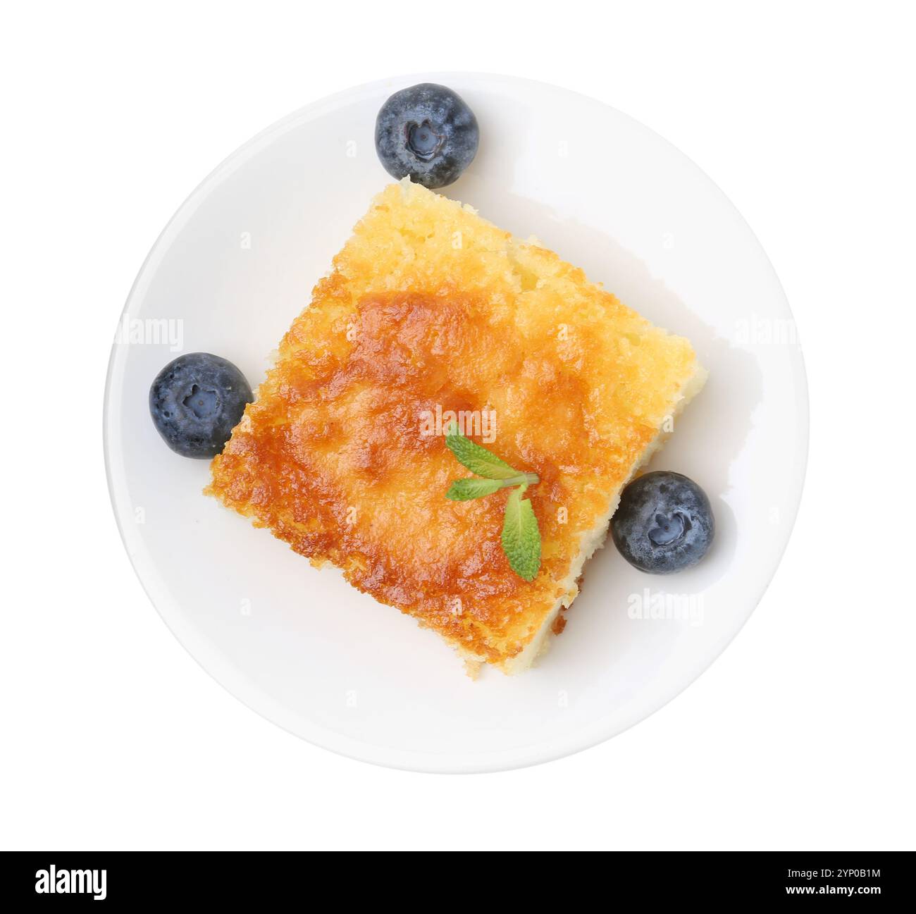 Fetta di gustosa torta di semola e mirtilli isolati sul bianco, vista dall'alto Foto Stock