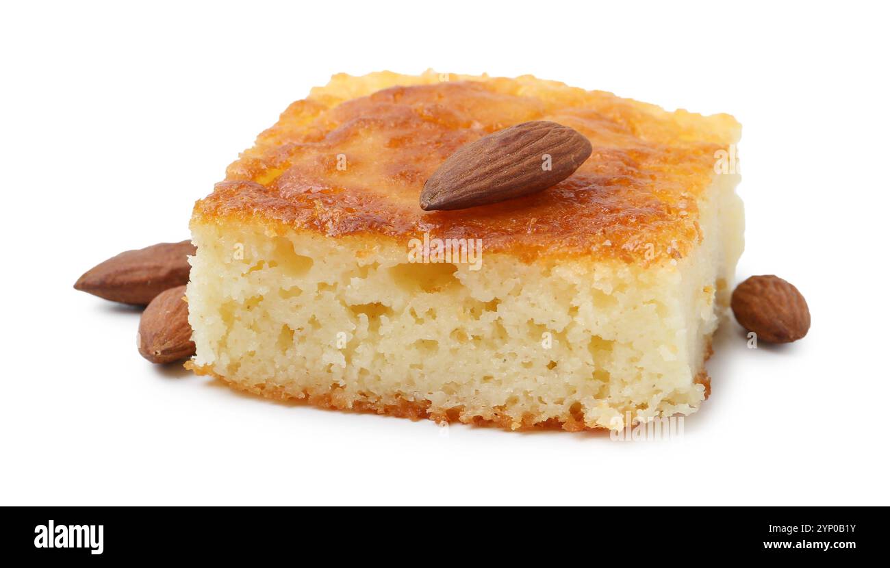 Fetta di gustosa torta di semola e mandorle isolata su bianco Foto Stock