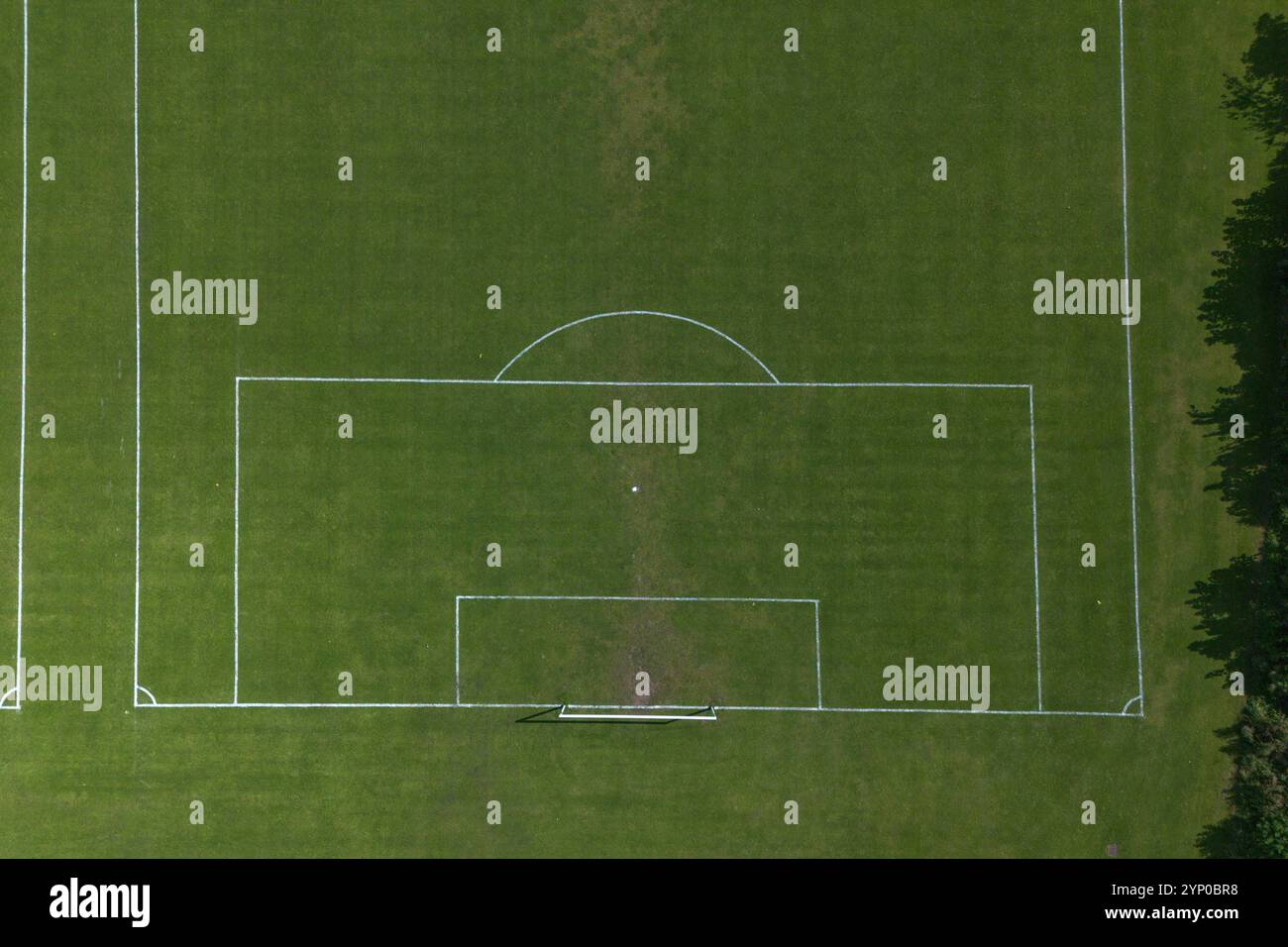 Veduta aerea del campo sportivo (campi da calcio), guardando in basso l'area di rigore, Wallasey, Merseyside, Regno Unito. Foto Stock