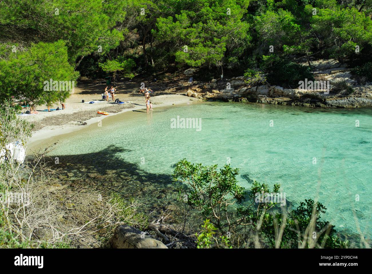 Maiorca, Spagna - 10 ottobre 2024: I turisti stanno prendendo il sole sulla spiaggia di Platja del Rei. Foto Stock