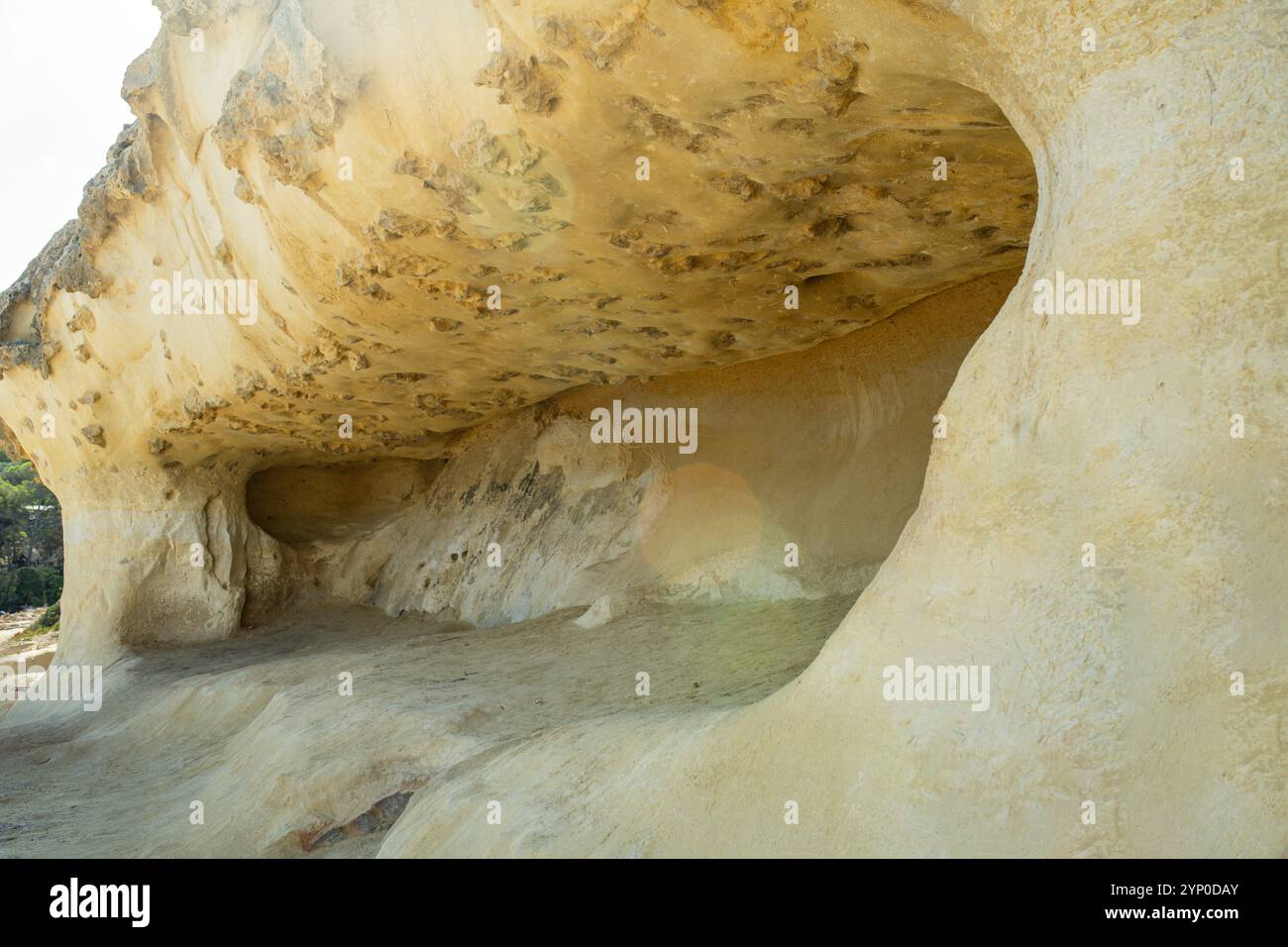 La grotta formata dall'erosione dell'arenaria a Portals Vells, Maiorca, Spagna. Foto Stock