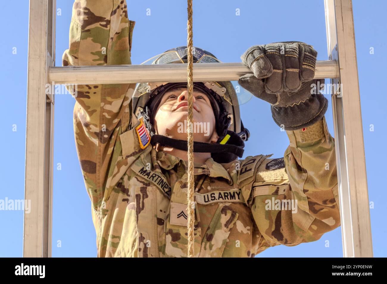 Jalen Martinez, un combattente dei vigili del fuoco dell'esercito che serve con la 664th Modular Ammunition Company, 61st Quartermaster Battalion, 13th Armored Corps Sustainment Command, III Armored Corps, dimostra varie tecniche antincendio, 20 novembre 2024, Fort Cavazos, Texas. (Foto dell'esercito degli Stati Uniti del sergente Tanner Dibble) Foto Stock