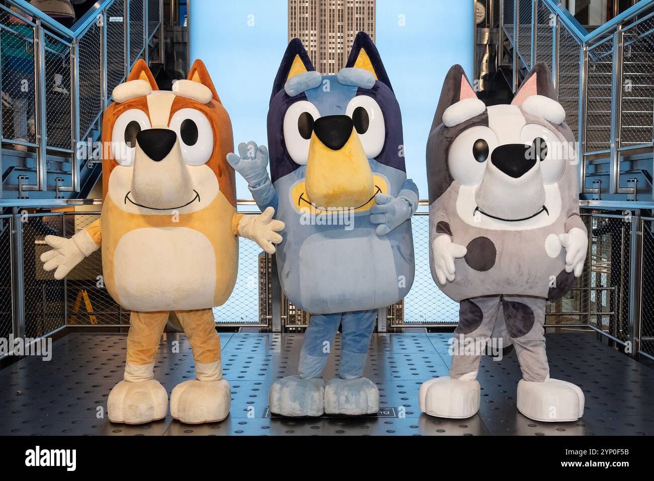 New York, New York, Stati Uniti. 22 novembre 2024. Bingo, Bluey, Muffin della serie televisiva animata Disney 'Bluey' visiterete l'Empire State Building di New York prima della parata del giorno del Ringraziamento di Macy, dove sara' volata la mongolfiera di Bluey. (Credit Image: © Lev Radin/Pacific Press via ZUMA Press Wire) SOLO PER USO EDITORIALE! Non per USO commerciale! Foto Stock