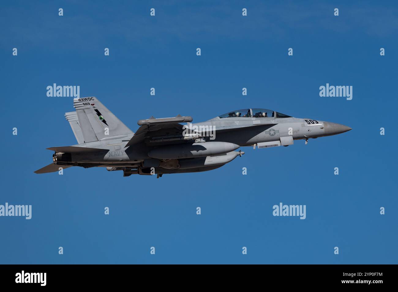 Un EA-18G Growler della US Navy assegnato al Naval Aviation Warfighting Development Center, Naval Air Station Fallon, Nevada, decolla per una missione di integrazione della Weapons School presso la Nellis Air Force base, Nevada, 21 novembre 2024. L'EA-18G è una variante della famiglia di aeromobili F/A-18 che combina la collaudata piattaforma F/A-18F Super Hornet con una sofisticata suite di guerra elettronica. (Foto U.S. Air Force di Senior Airman Josey Blades) Foto Stock