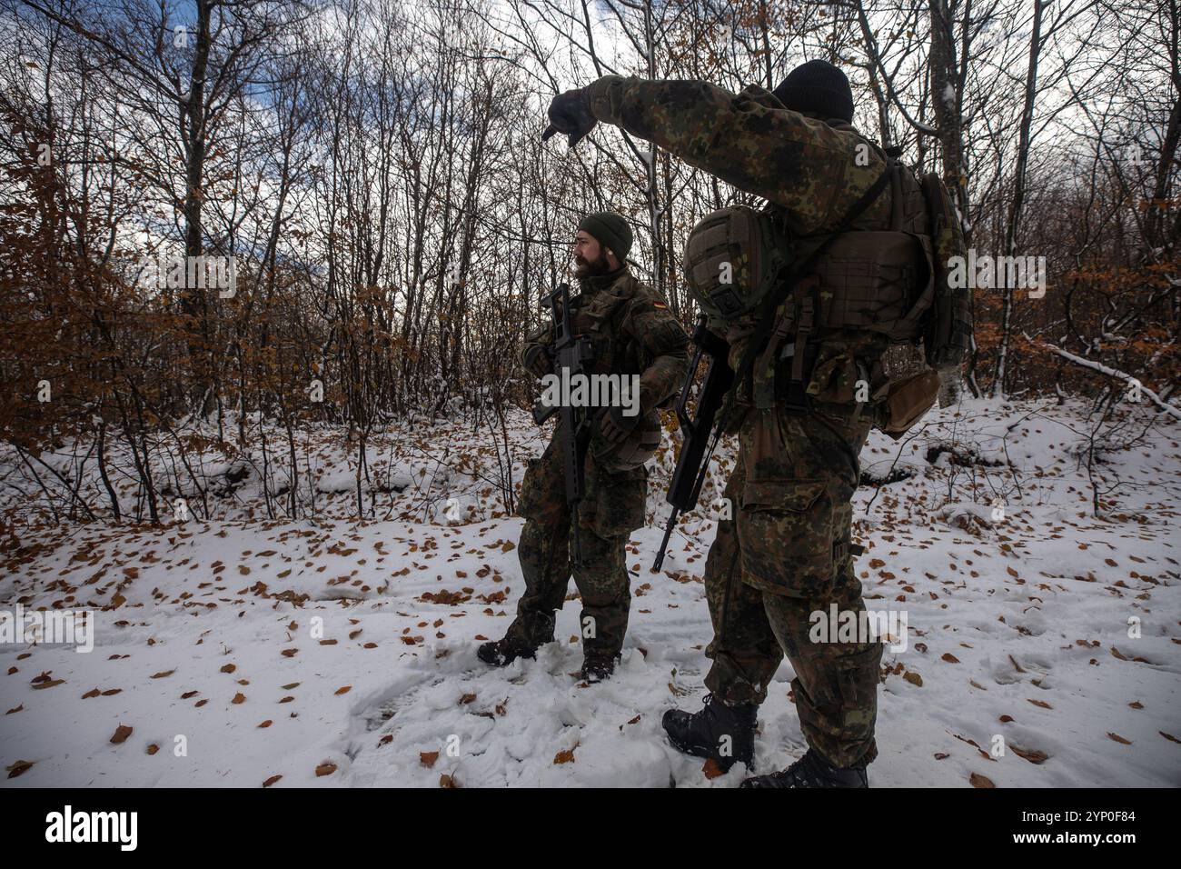 I soldati dell'esercito tedesco assegnati al comando regionale della forza del Kosovo Est conducono una pattuglia di routine della linea di confine amministrativa in Kosovo. La KFOR continua ad attuare il suo mandato - sulla base della risoluzione 1244 del 1999 del Consiglio di sicurezza delle Nazioni Unite - di contribuire a creare un ambiente sicuro e sicuro per tutte le persone e le comunità che vivono in Kosovo e alla libertà di circolazione, in ogni momento e in modo imparziale. La KFOR è il terzo soccorritore in materia di sicurezza, dopo rispettivamente la missione di polizia del Kosovo e la missione UE sullo Stato di diritto (EULEX), con cui collaboriamo in stretto coordinamento. (Foto della Guardia Nazionale dell'Esercito degli Stati Uniti di staff Sgt. Foto Stock