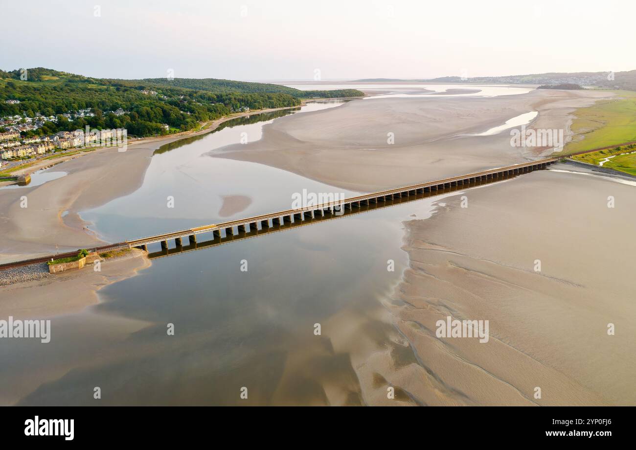 Il viadotto ferroviario di Arnside attraversa l'estuario del fiume Kent nel villaggio di Arnside. Cumbria, Inghilterra. Vista sud-ovest fino a Morecambe Bay. Costruito nel 1857. Ricostruito nel 1915 Foto Stock