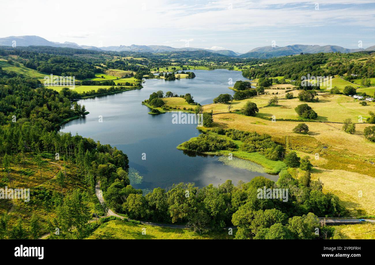 Lago Esthwaite, Lake District National Park, Cumbria. View NW to L-R Wetherlam, Bowfell, Langdale Pikes, Dunmail Raise, Helvellyn, Fairfield. Estate Foto Stock