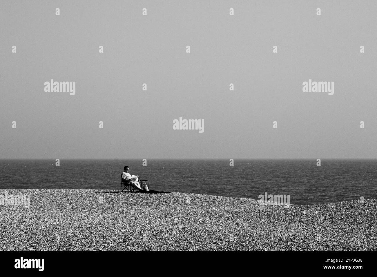 Persona solitaria sulla spiaggia di Aldeburgh Foto Stock