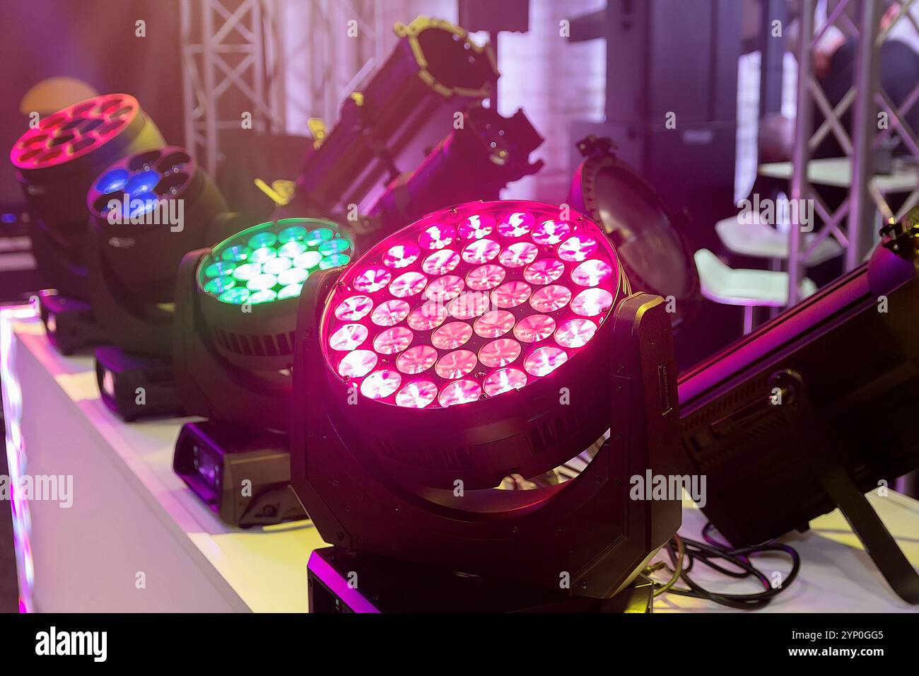 Apparecchiature di illuminazione professionali per tenere concerti in esposizione. Apparecchiature di illuminazione a LED Foto Stock