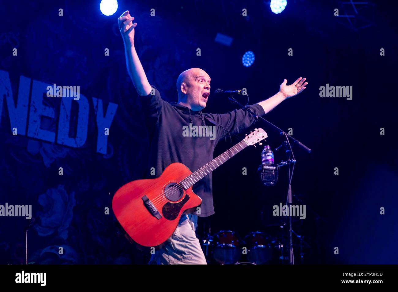 Manchester, Inghilterra, 27 novembre 2024. Devin Townsend suona una performance acustica alla Manchester Academy supportando Myles Kennedy. Crediti: Izzy Clayton/Alamy Live News Foto Stock