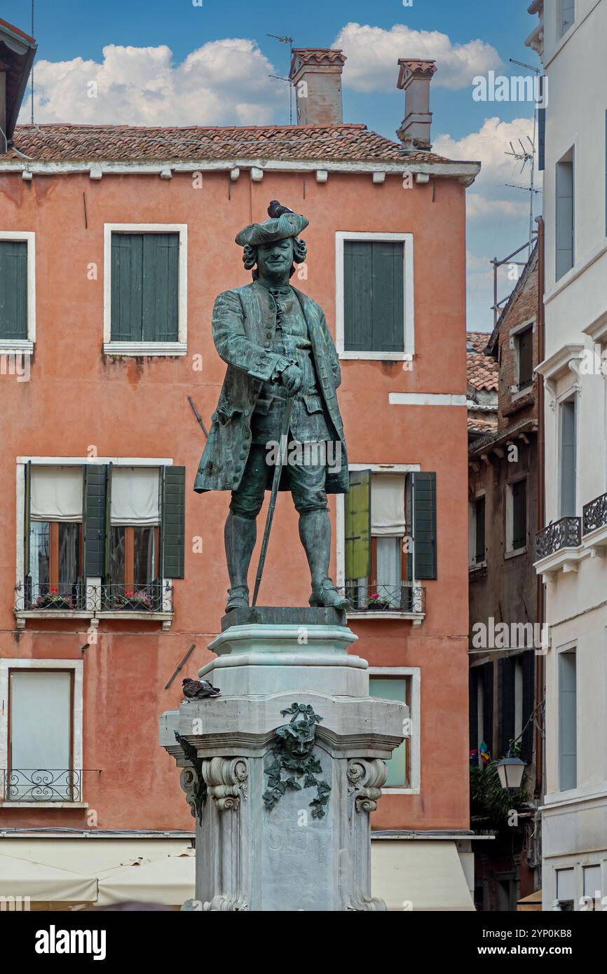 Venezia, Italia - 09 ottobre 2024: Statua di Carlo Goldoni drammaturgo e librettista italiano della Repubblica di Venezia all'esterno in una piazza della città Foto Stock