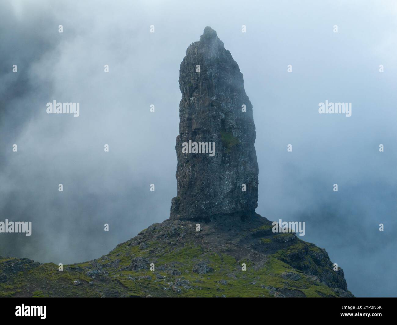 Old Man of Storr paesaggio suggestivo, punto di riferimento dell'Isola di Skye, Scozia, Regno Unito, Europa Foto Stock