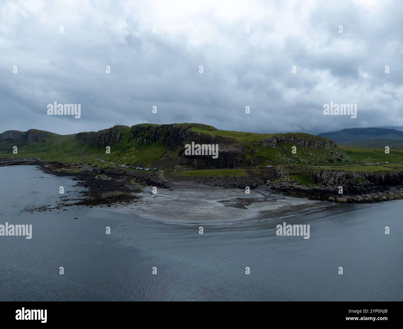 Vista aerea di una piccola penisola e di una spiaggia di corran vicino a Staffin Bay, Isola di Skye, Scozia. Foto Stock