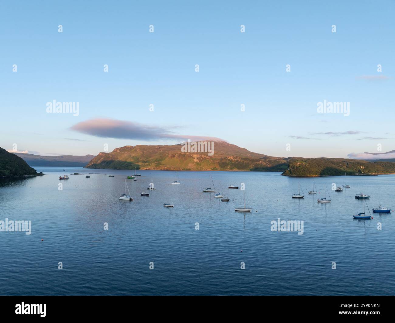 Splendido tramonto lungo il porto di Portree, Scozia, Regno Unito. Foto Stock