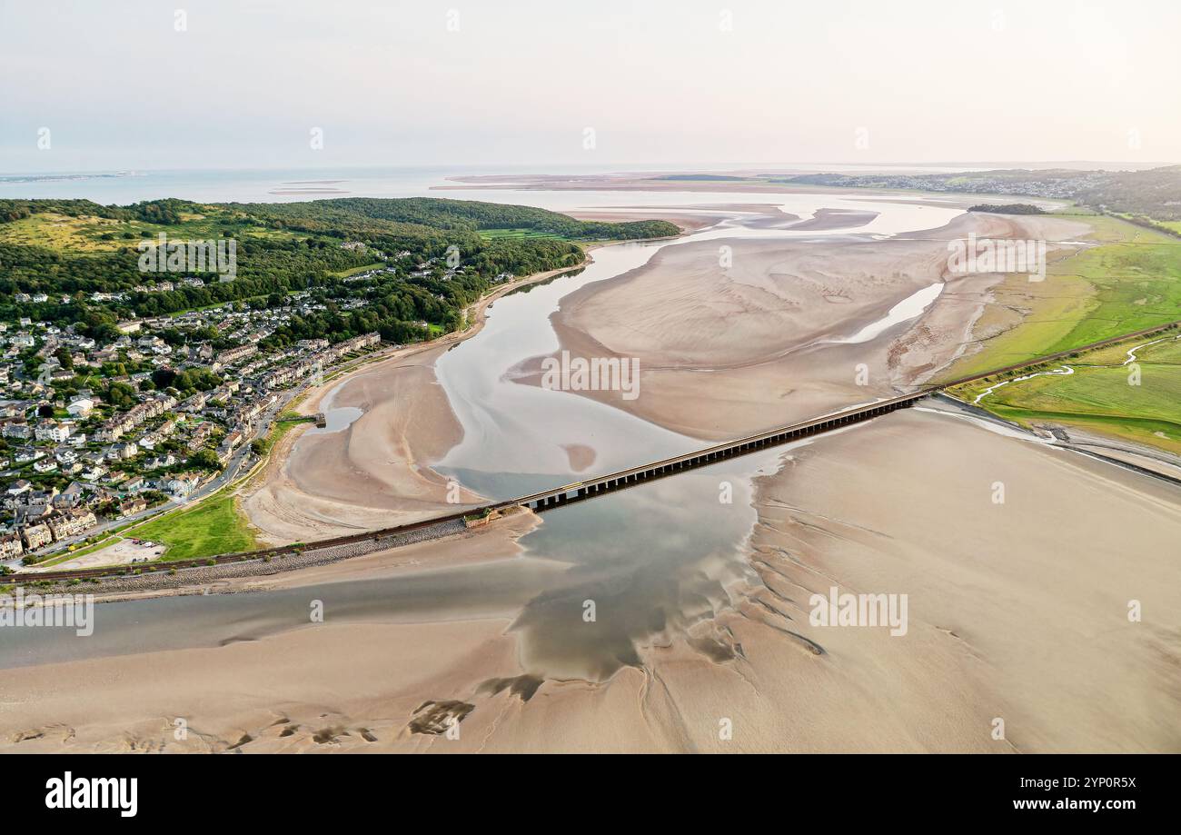 Il viadotto ferroviario di Arnside attraversa l'estuario del fiume Kent nel villaggio di Arnside. Cumbria, Inghilterra. Vista sud-ovest fino a Morecambe Bay. Costruito nel 1857. Ricostruito nel 1915 Foto Stock