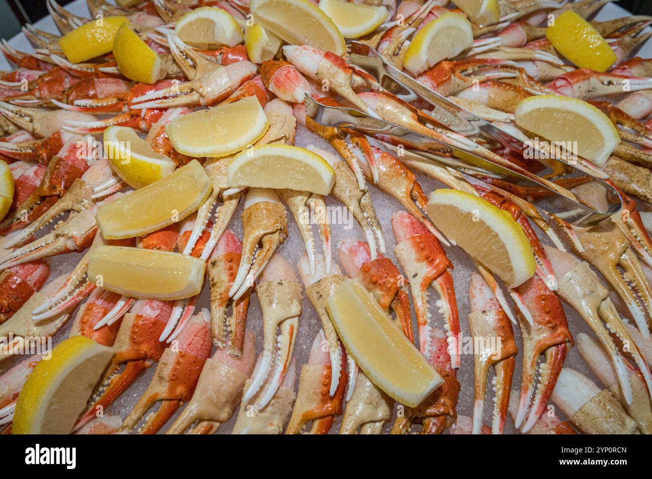 Ampio piatto di artigli di granchio Foto Stock