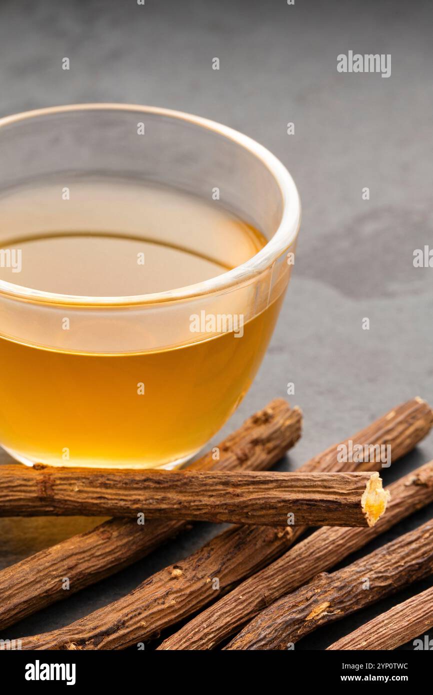 Infusione di liquirizia, per prendersi cura del vostro benessere digestivo - Glycyrrhiza glabra. Foto Stock