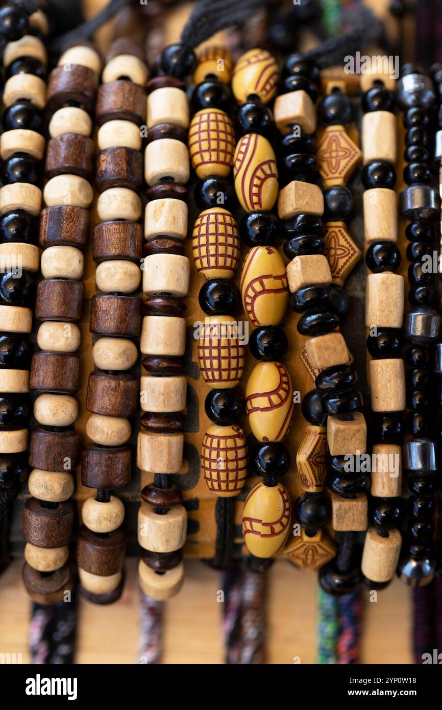 Una mostra di bracciali con perline, venduti da venditori a Lombok, West Nusa Tenggara, Indonesia. Foto Stock
