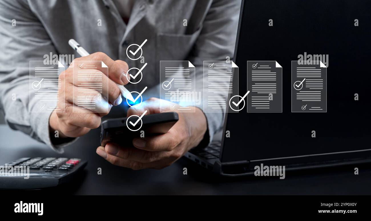 Concetto di valutazione e monitoraggio delle prestazioni aziendali, sostieni una valutazione, un uomo d'affari che utilizza notebook e tablet con un elenco di controllo online, compila il sondaggio Foto Stock