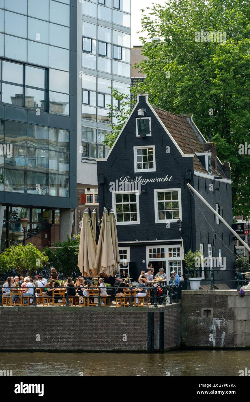 09.08.2024, Paesi Bassi, Olanda settentrionale, Amsterdam - De Sluyswacht, gastronomia in una casa storica e tortuosa nel quartiere dei canali. 00A230619D82 Foto Stock