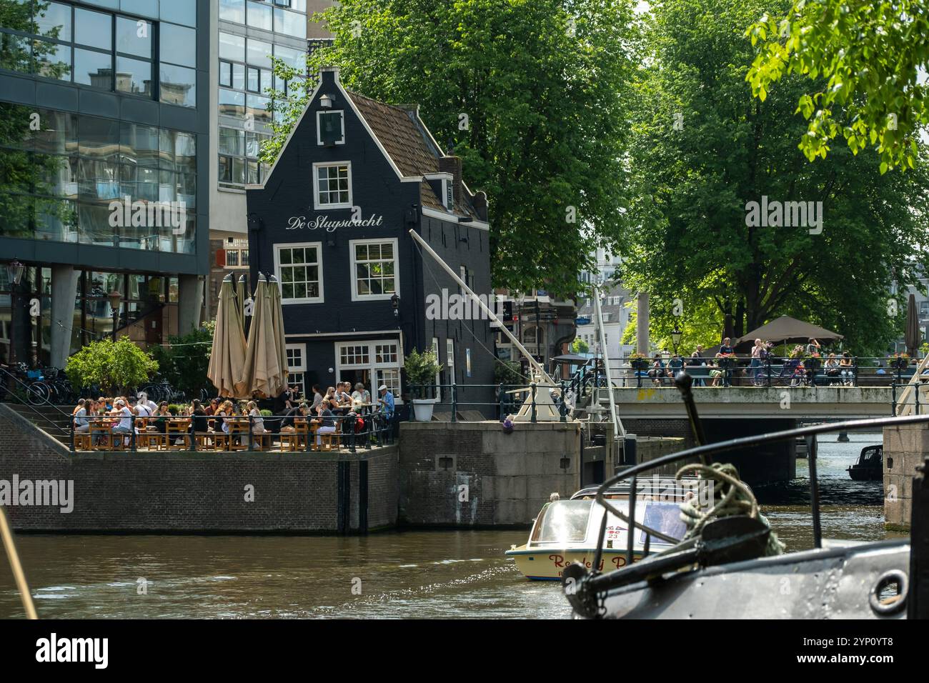 09.08.2024, Paesi Bassi, Olanda settentrionale, Amsterdam - De Sluyswacht, gastronomia in una casa storica e tortuosa nel quartiere dei canali. 00A230619D82 Foto Stock