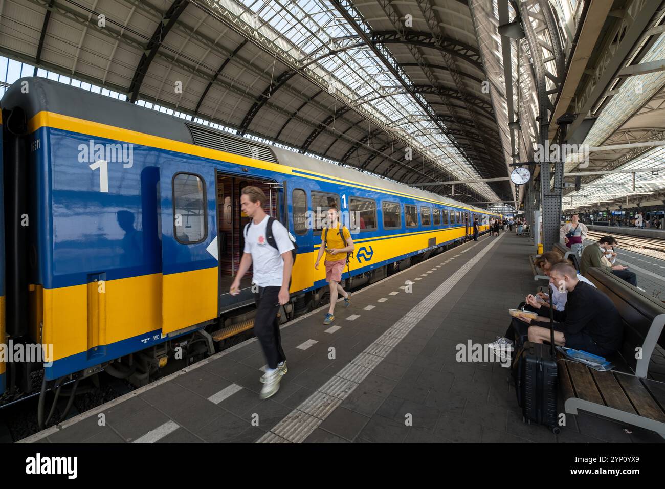 09.08.2024, Paesi Bassi, Olanda settentrionale, Amsterdam - treno a lunga percorrenza per la Germania operato dalla Niederlaendische Eisenbahnen AG sul binario Amster Foto Stock