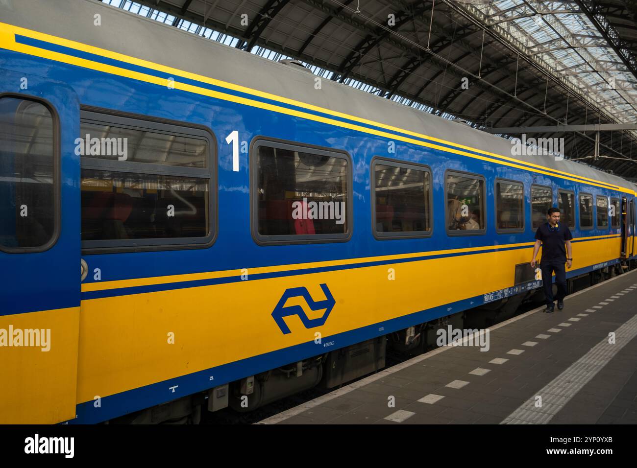 09.08.2024, Paesi Bassi, Olanda settentrionale, Amsterdam - treno a lunga percorrenza per la Germania operato dalla Niederlaendische Eisenbahnen AG sul binario Amster Foto Stock