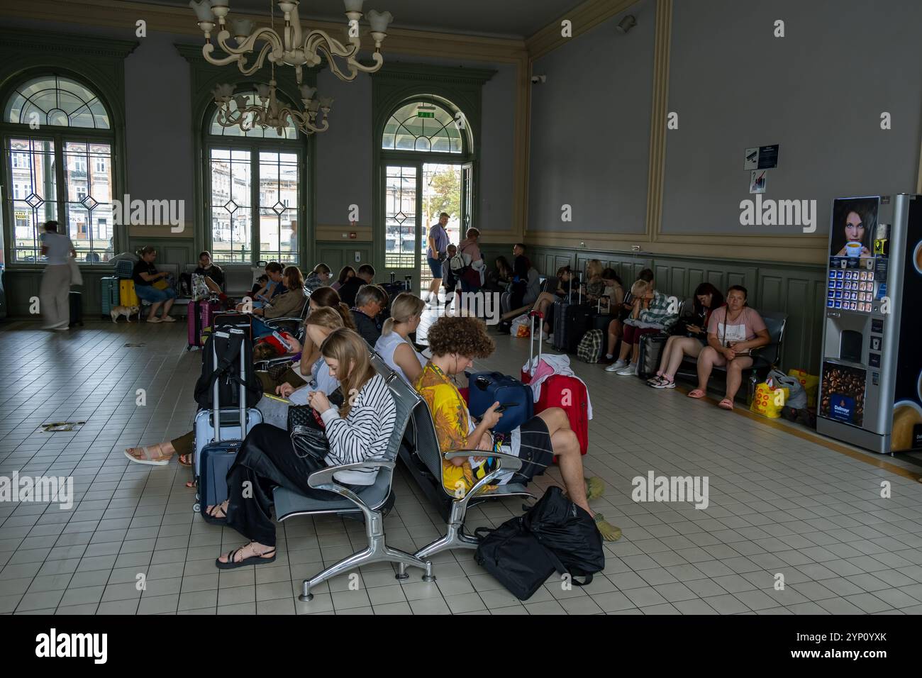 21.08.2024, Polonia, Podkarpackie, Przemysl - per lo più ucraini nella sala d'attesa della stazione ferroviaria principale con un collegamento ferroviario per Leopoli a Ukra Foto Stock