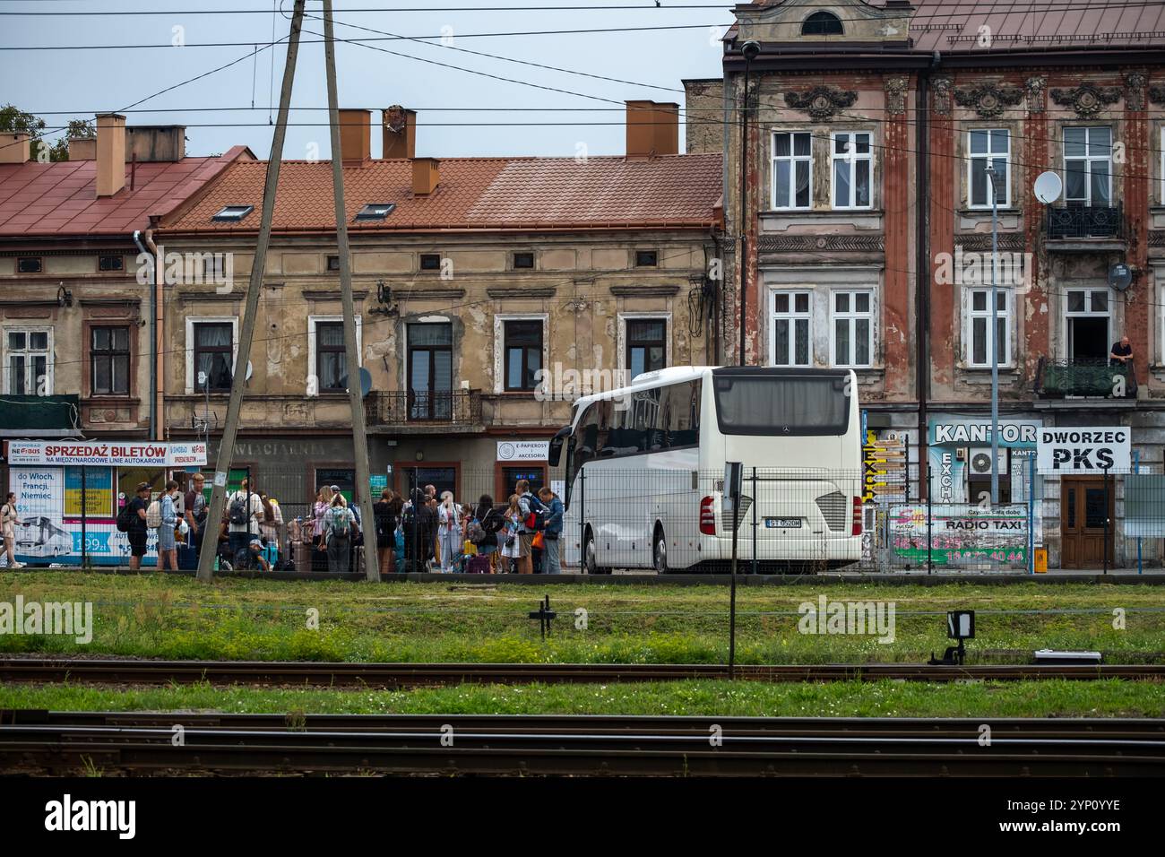 21.08.2024, Polonia, Podkarpackie, Przemysl - retro della stazione ferroviaria principale con la posizione della stazione degli autobus (dworzec PKS) della città di confine, U Foto Stock