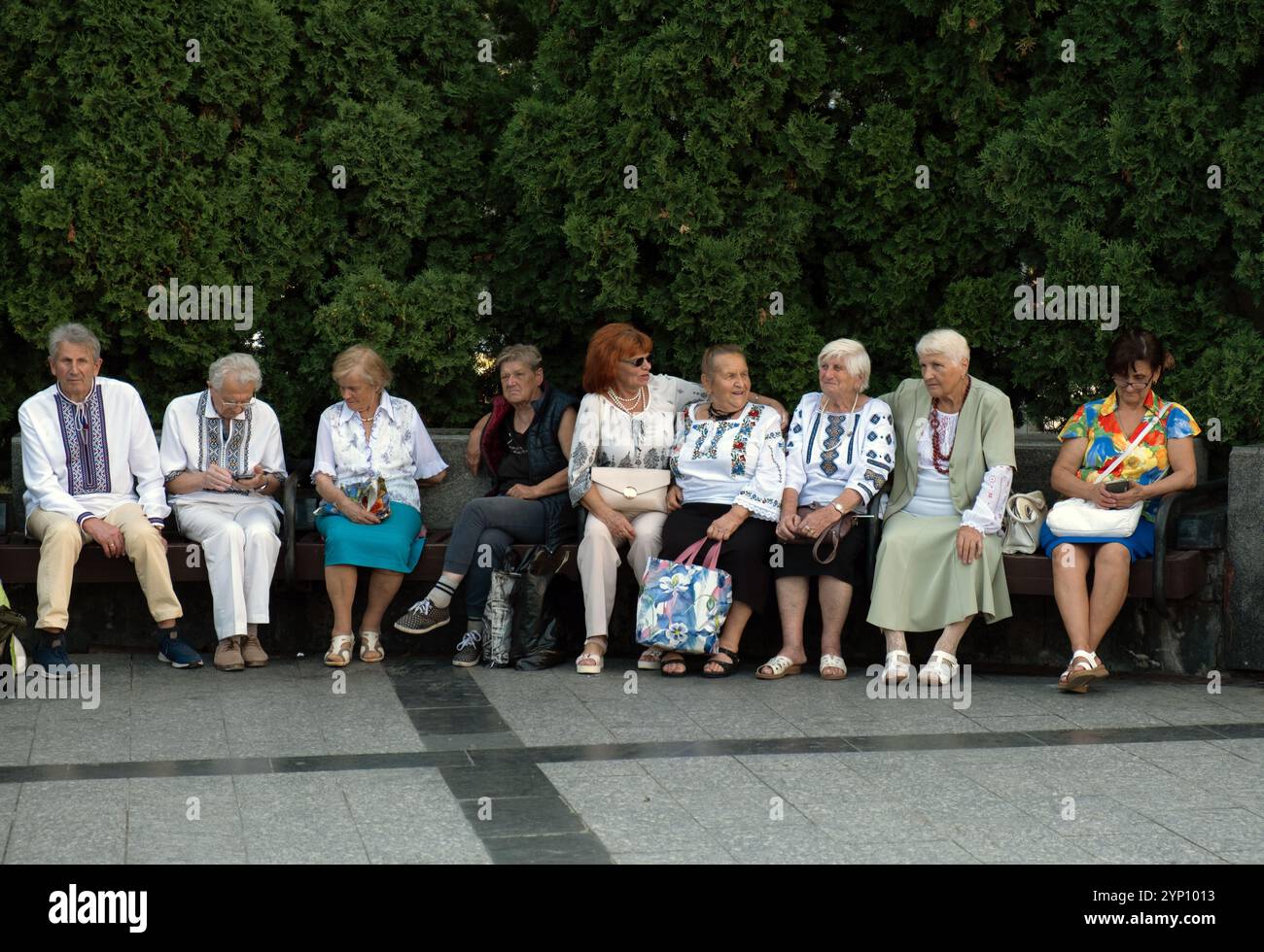 24.08.2024, Ucraina, Lviv oblast, Leopoli - i pensionati siedono su una panchina in camicie tradizionali ucraine in occasione del giorno dell'indipendenza. 00A240824D488CAROEX.JPG [MODELLO Foto Stock