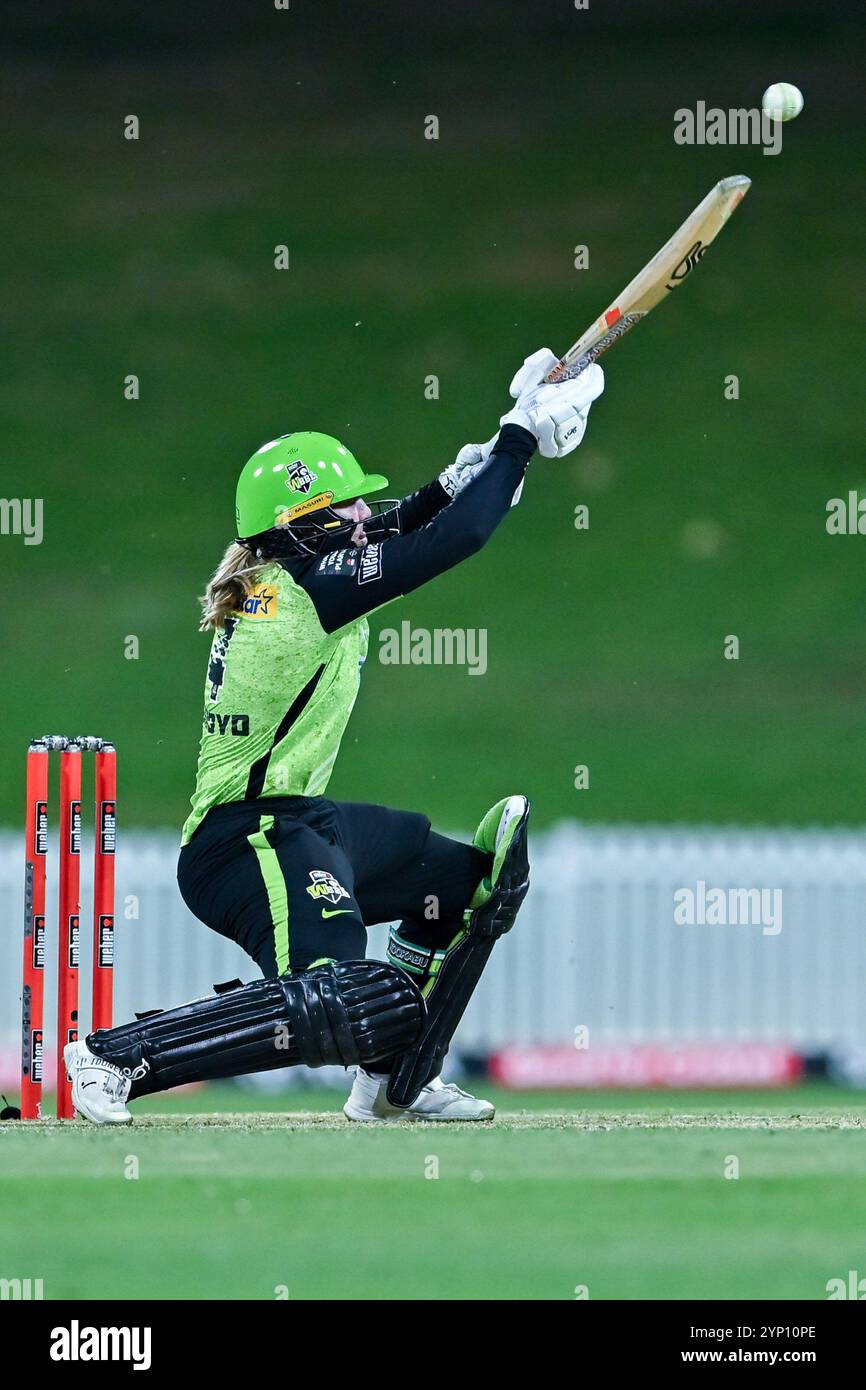 Sydney, Australia. 27 novembre 2024. Anika Learoyd dei Sydney Thunder visto in azione durante il Women's Big Bash League 'The Knockout' match tra Sydney Thunder e Hobart Hurricanes al Drummoyne Oval. Sydney Thunder ha vinto il Women's Big Bash League 'The Knockout' match contro Hobart Hurricanes per 6 wickets (con 6 palline rimanenti). Hobart Hurricanes: 126/6 (20 over), Sydney Thunder: 129/4 (19 over). (Foto di Ayush Kumar/SOPA Images/Sipa USA) credito: SIPA USA/Alamy Live News Foto Stock