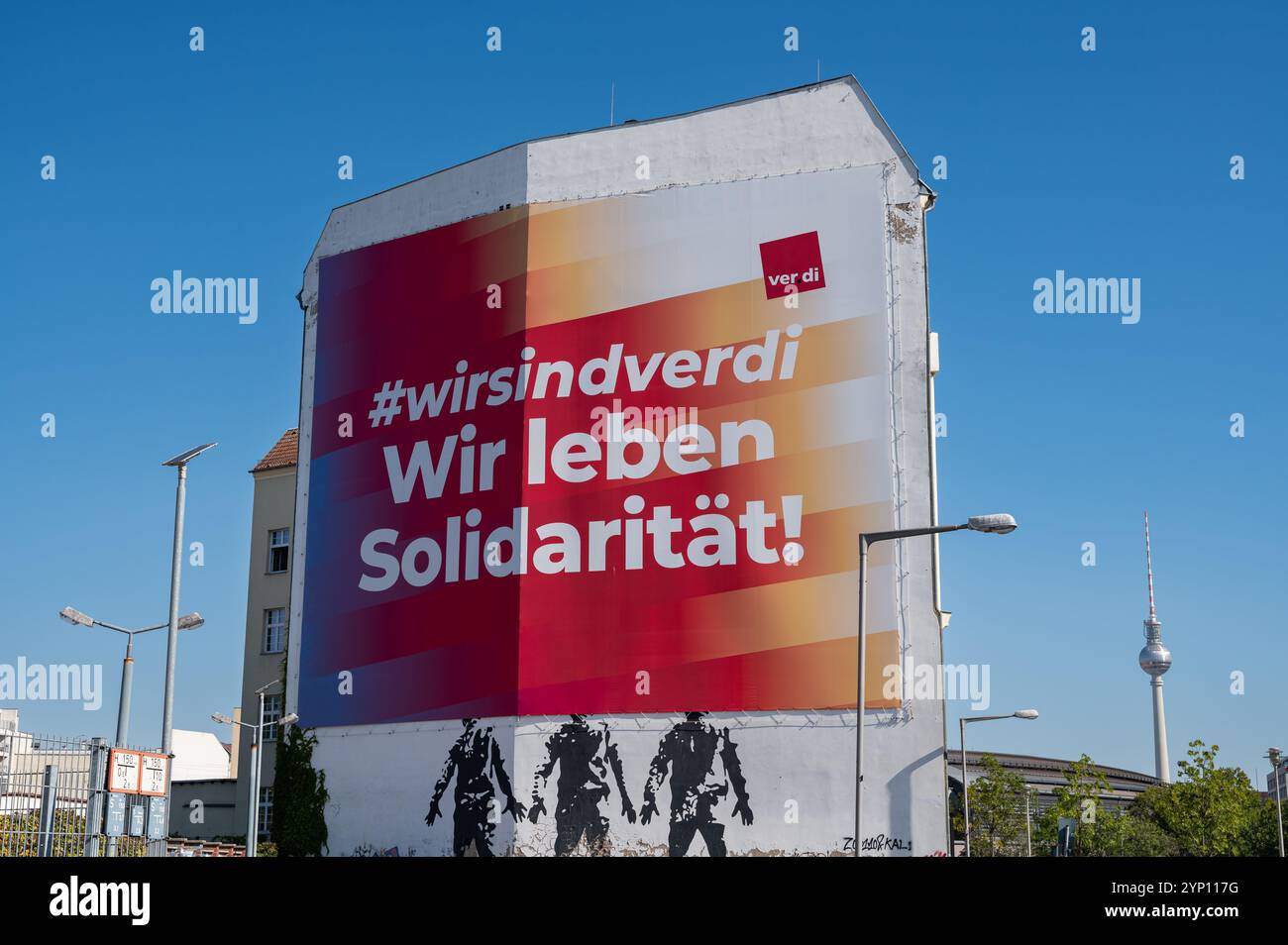 20.09.2024, Germania, Berlino - Un'enorme bandiera del sindacato Verdi (Vereinigte Dienstleistungsgewerkschaft) è appesa al muro esterno di un muratore Foto Stock