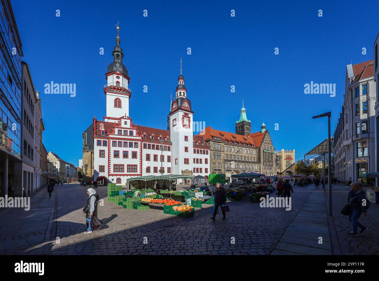 25.10.2024, Germania, Sassonia, Chemnitz - il vecchio municipio e l'amministrazione comunale sulla piazza del mercato nel centro sono punti di riferimento della città, l'UE Foto Stock