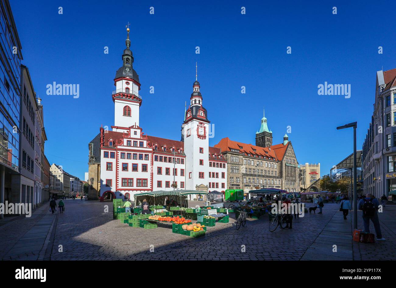 25.10.2024, Germania, Sassonia, Chemnitz - il vecchio municipio e l'amministrazione comunale sulla piazza del mercato nel centro sono punti di riferimento della città, l'UE Foto Stock