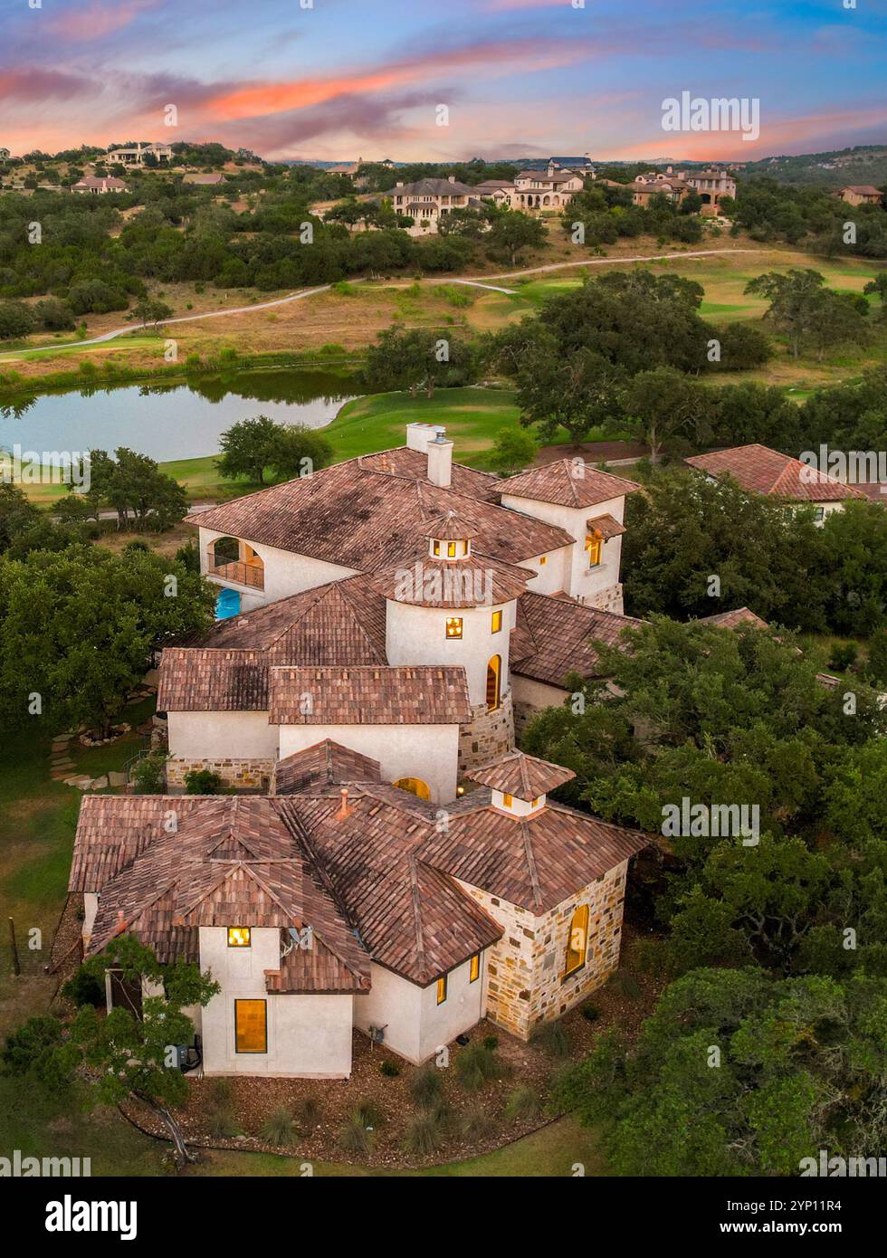 Splendida bellezza architettonica incastonata tra colline ondulate al crepuscolo Foto Stock