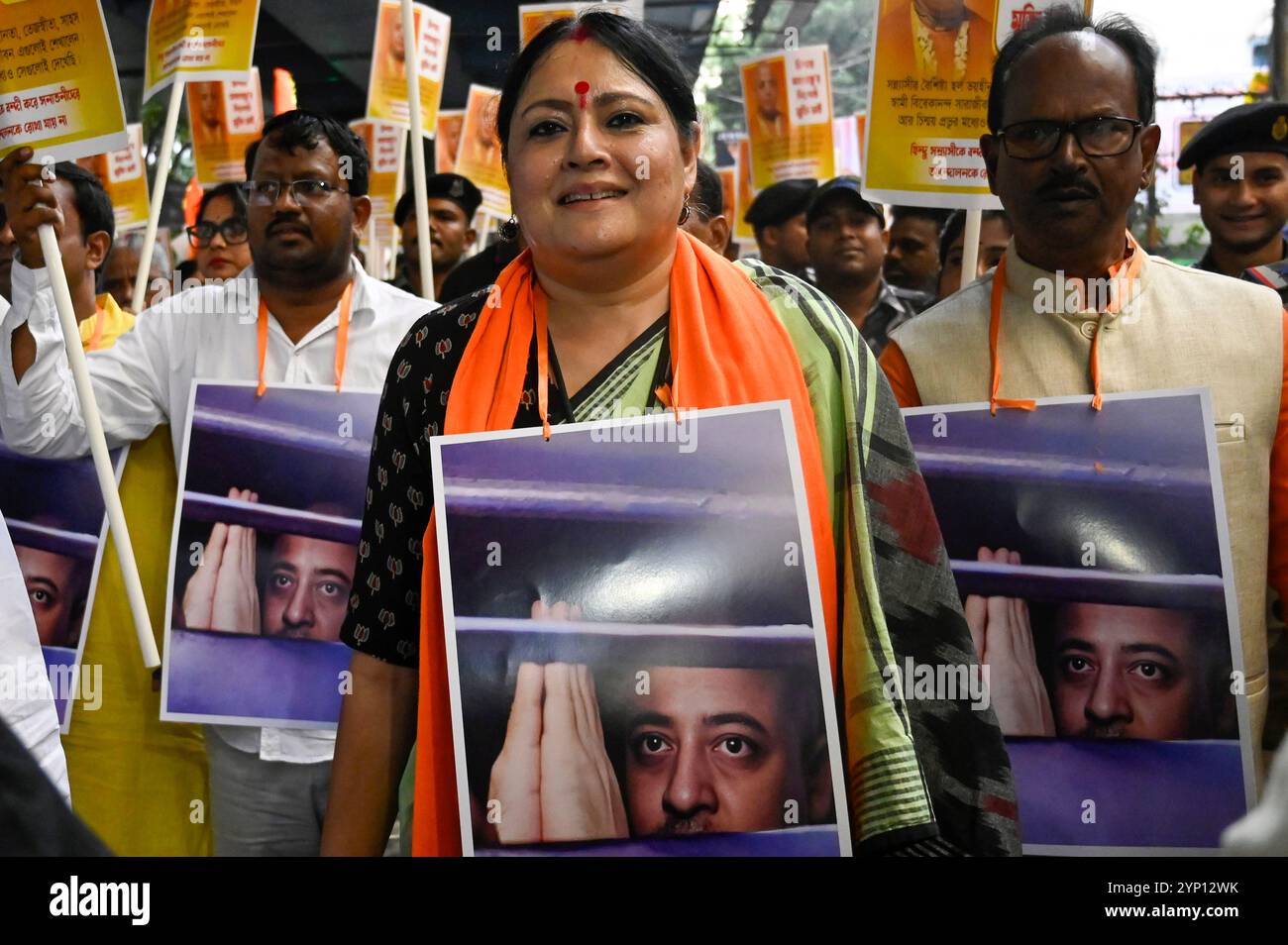 Kolkata, India. 27 novembre 2024. KOLKATA, INDIA - NOVEMBRE 27: BJP MLA Agnimitra Paul insieme ad altri MLA BJP in una manifestazione di protesta per l'arresto del monaco ISKCON e del leader indù Chinmoy Krishna Das e chiedere il suo rilascio immediato il 27 novembre 2024 a Kolkata, India. (Foto di Samir Jana/Hindustan Times/Sipa USA) credito: SIPA USA/Alamy Live News Foto Stock