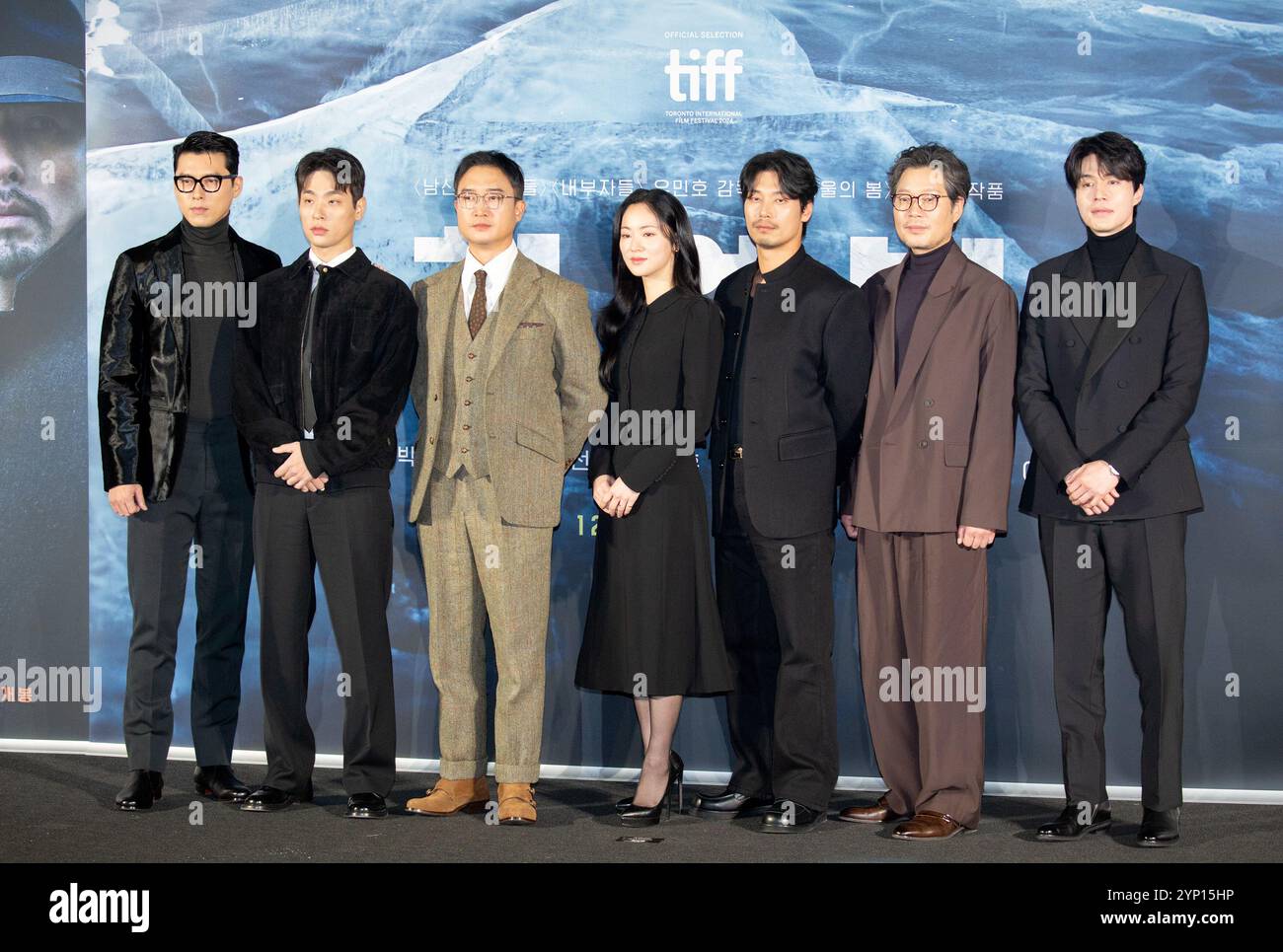 Hyun Bin, Park Jung-min, Jo Woo-Jin, Jeon Yeo-Bin, Park Hoon, Yoo Jae-Myung e Lee Dong-Wook, 27 novembre 2024: membri del cast (L-R) Hyun Bin, Park Jung-min, Jo Woo-Jin, Jeon Yeo-Bin, Park Hoon, Yoo Jae-Myung e Lee Dong-Wook alla conferenza stampa per il film coreano 'Harbin' in programma a Seoul, Corea del Sud. Il film raffigura il combattente per l'indipendenza coreano Ahn Jung-Geun (1879-1910) che ha sparato e ucciso Ito Hirobumi, primo primo ministro e residente generale della Corea del Giappone, alla stazione di Harbin nel nord della Cina nel 1909. La Corea fu sotto il rigido dominio coloniale giapponese dal 1910 al 1945. Il film sarà r Foto Stock