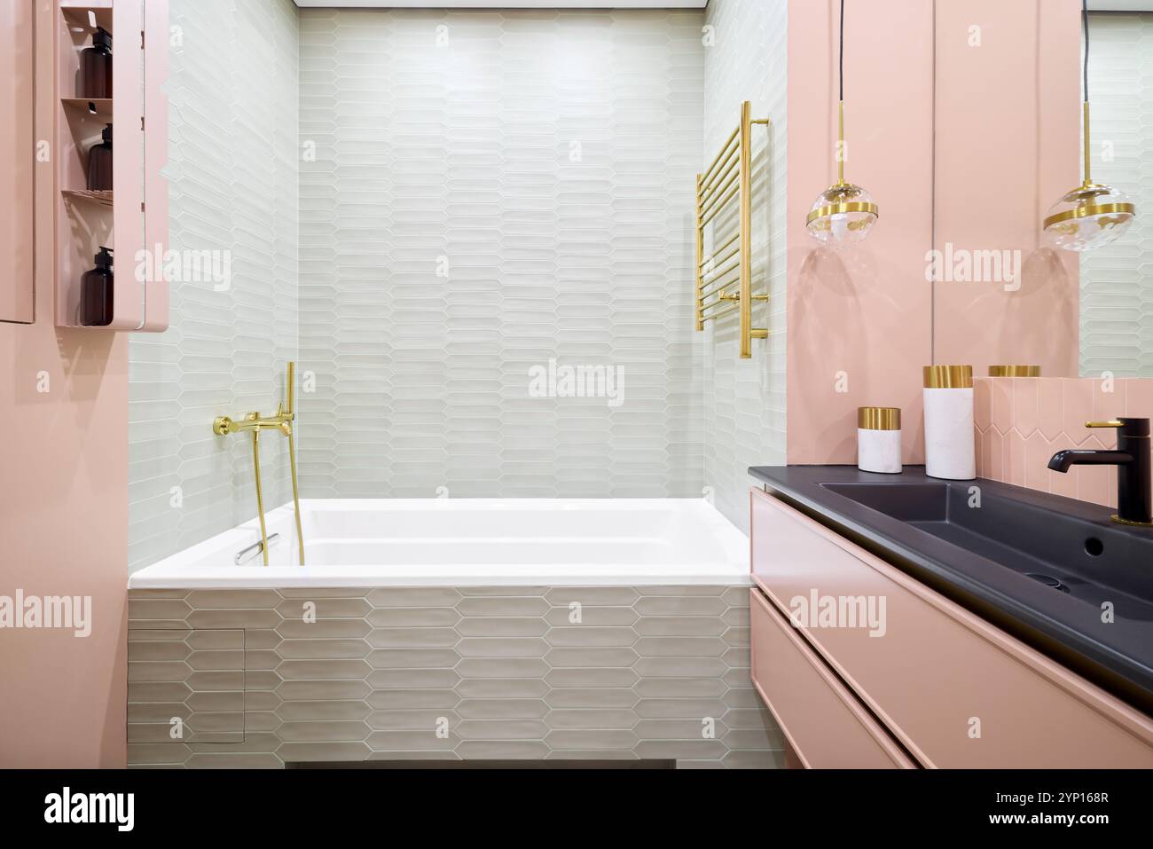 Un bagno moderno squisito ed elegante decorato con finiture eleganti e colori tenui Foto Stock